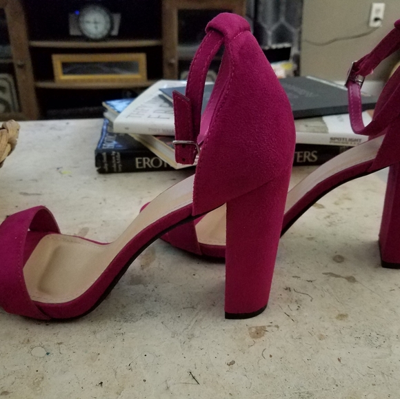 Ladies ankle strap chunky heel sandal. Size 11M - Picture 5 of 5